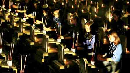 Tối 26-7, lễ thắp nến tri ân các Anh hùng Liệt sĩ đã diễn ra tại 3.077 Nghĩa trang Liệt sĩ trong cả nước.